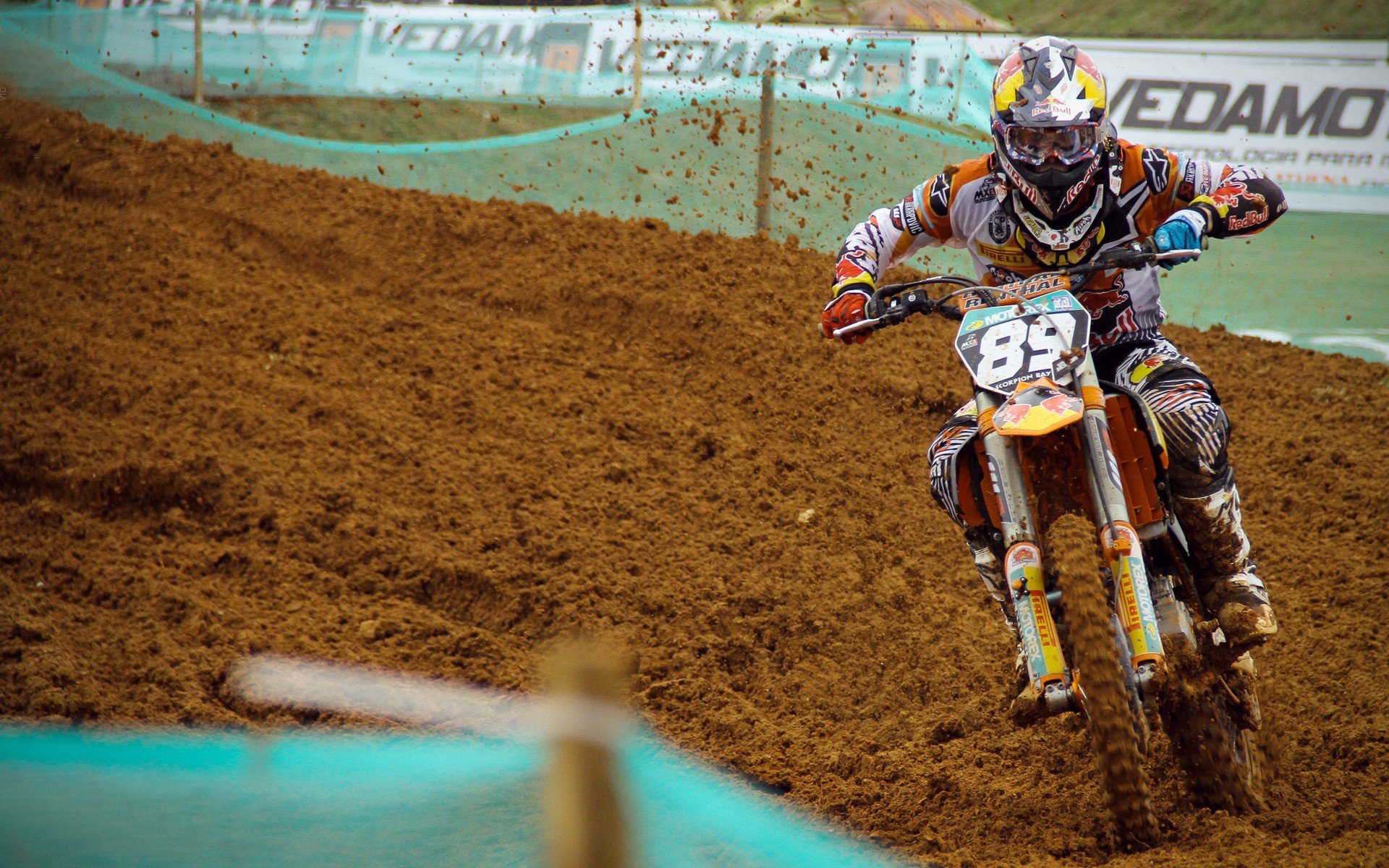 比赛现场:运动员与观众的互动盛宴,运动员比赛场景